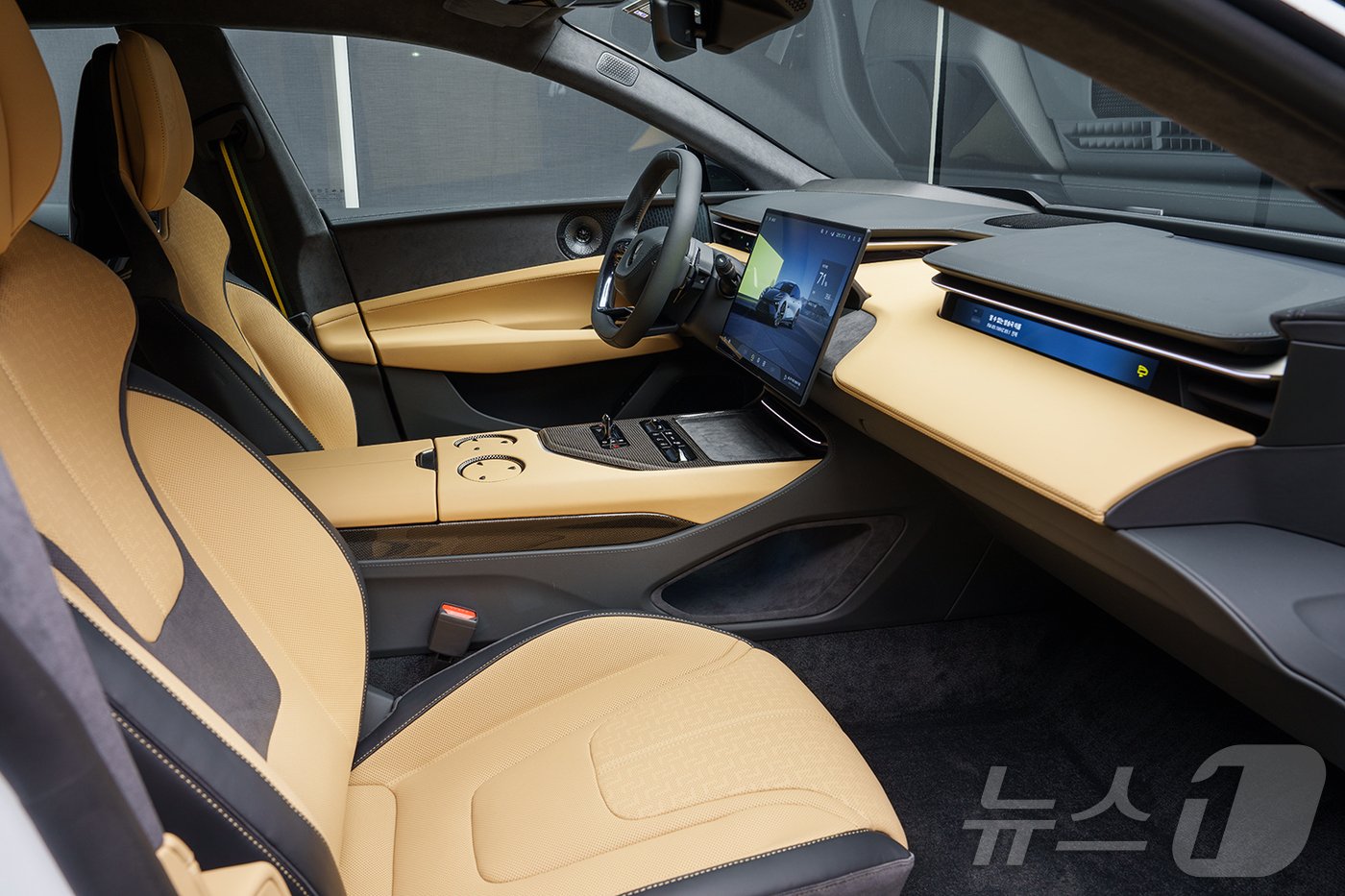 본문 이미지 - 로터스 에메야 실내