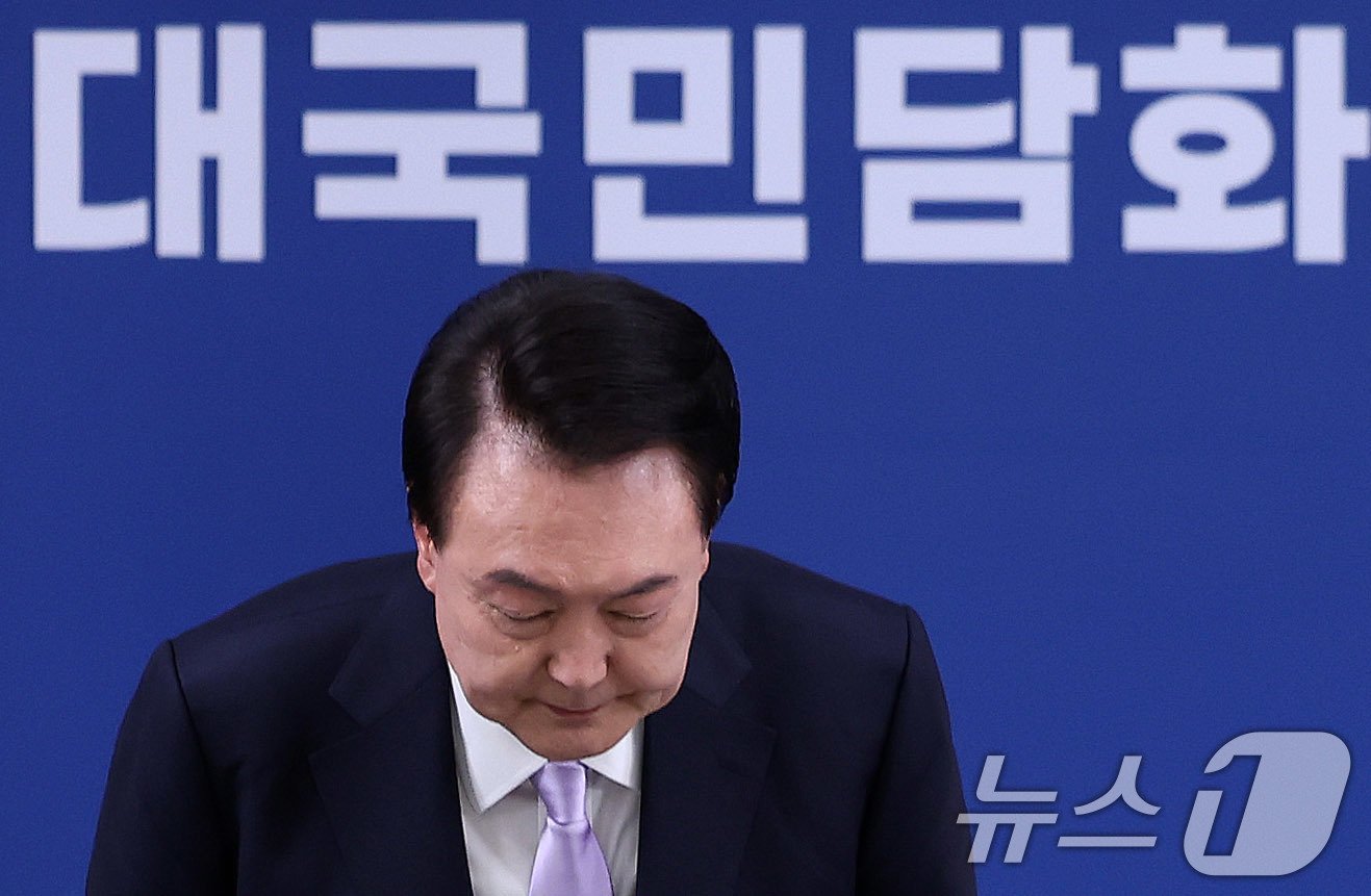 본문 이미지 - 윤석열 대통령이 7일 서울 용산 대통령실 청사 브리핑실에서 대국민 담화 중 국민들에게 고개숙여 사과하고 있다. 2024.11.7/뉴스1 ⓒ News1 박지혜 기자