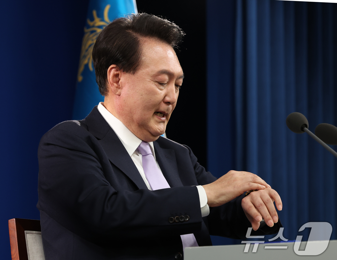(서울=뉴스1) 송원영 기자 = 윤석열 대통령이 7일 서울 용산 대통령실 청사 브리핑실에서 열린 대국민담화 및 기자회견에서 시계를 보고 있다. 2024.11.7/뉴스1