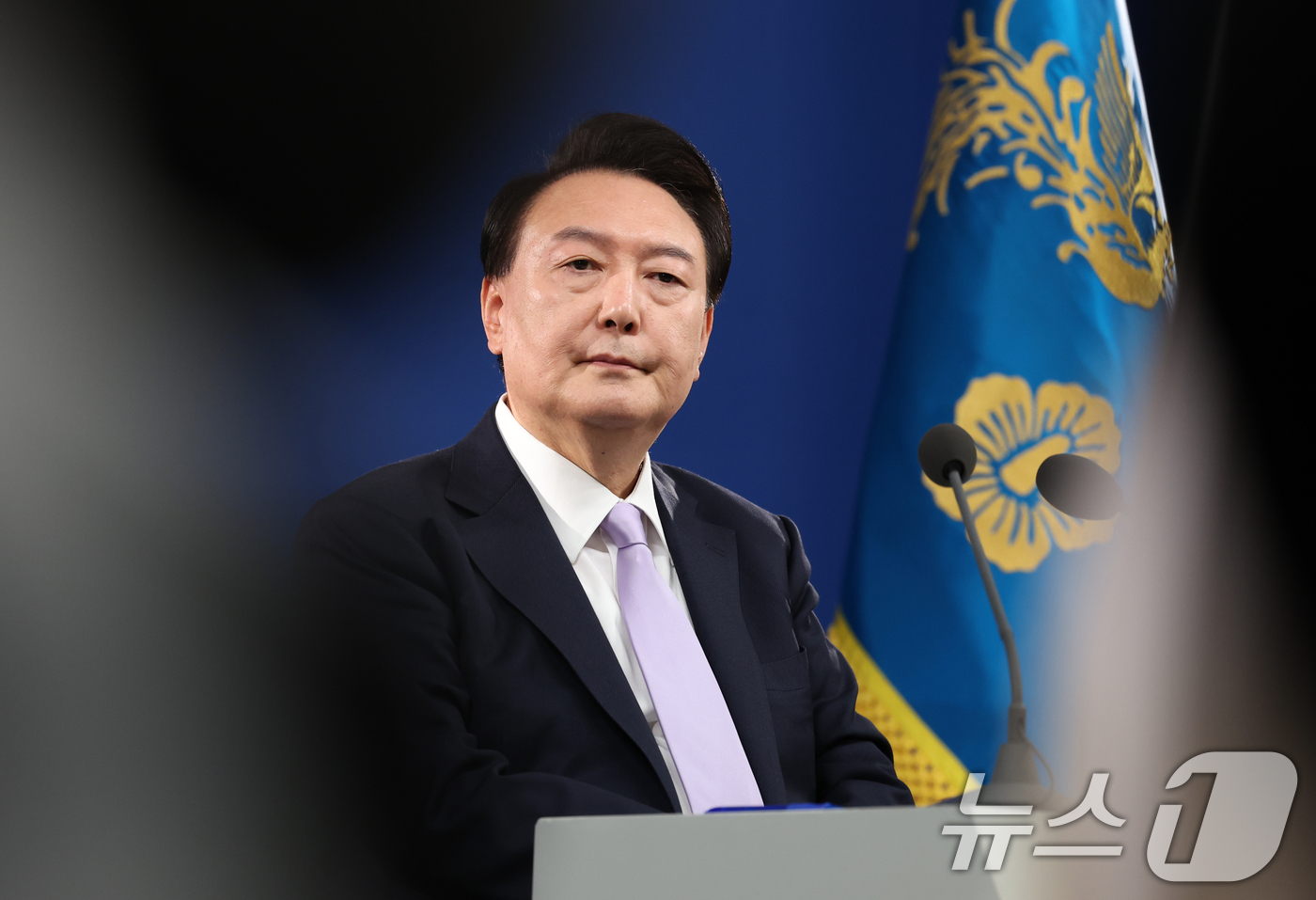 (서울=뉴스1) 송원영 기자 = 윤석열 대통령이 7일 서울 용산 대통령실 청사 브리핑실에서 열린 대국민담화 및 기자회견에서 취재진의 질문을 받고 있다. 2024.11.7/뉴스1