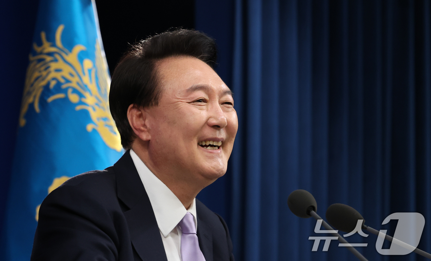 (서울=뉴스1) 송원영 기자 = 윤석열 대통령이 7일 서울 용산 대통령실 청사 브리핑실에서 열린 대국민담화 및 기자회견에서 취재진의 질문에 답하며 미소 짓고 있다. 2024.11. …