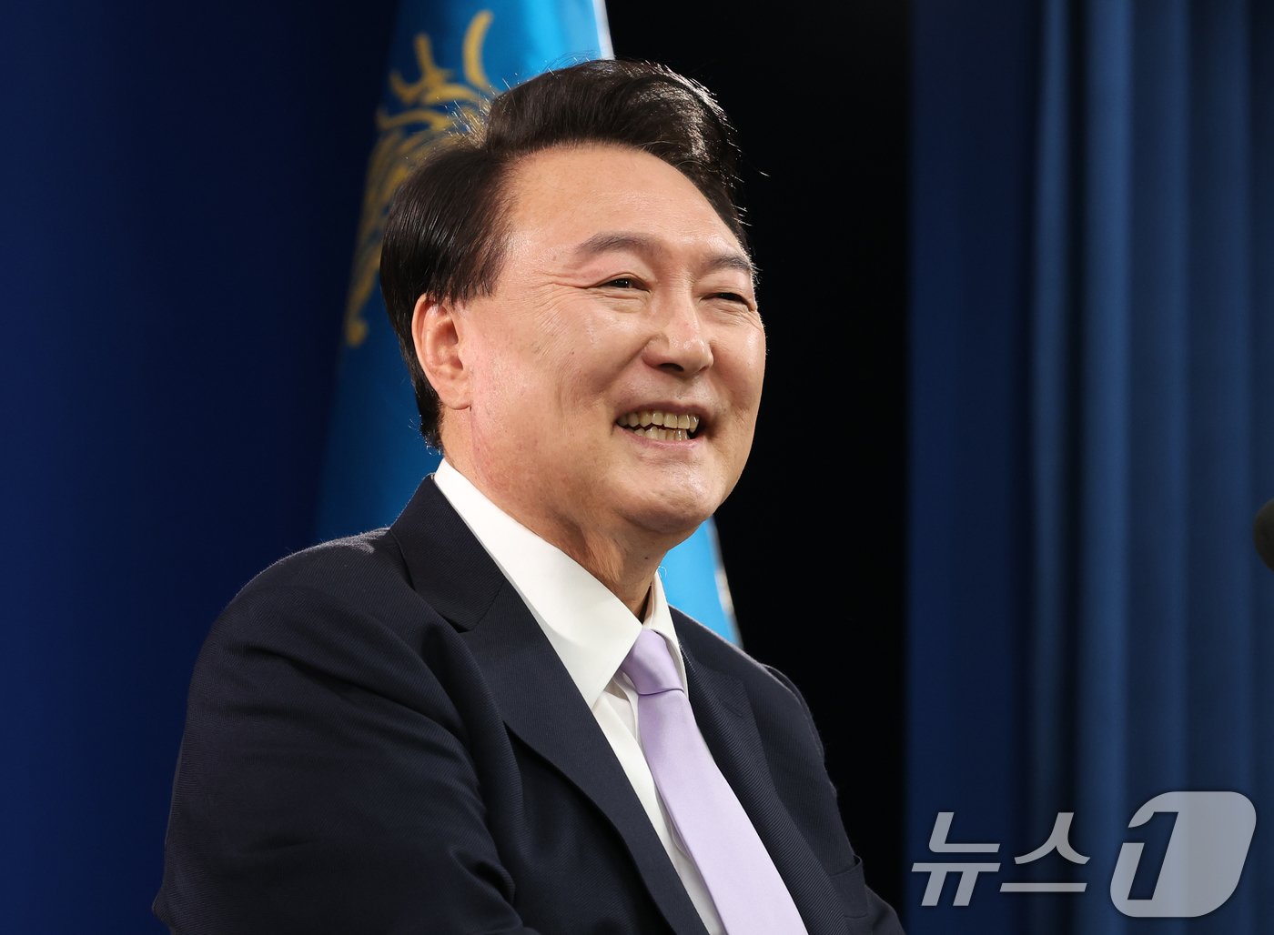 본문 이미지 - 윤석열 대통령이 7일 서울 용산 대통령실 청사 브리핑실에서 열린 대국민담화 및 기자회견에서 취재진의 질문에 답하며 미소 짓고 있다. 2024.11.7/뉴스1 ⓒ News1 송원영 기자