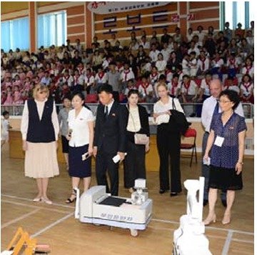 본문 이미지 - 북한 대외선전 매체 금수강산 11월호에 소개된 '제1차 보통교육부문 교종별 로보트(로봇) 경기'. (금수강산 갈무리)