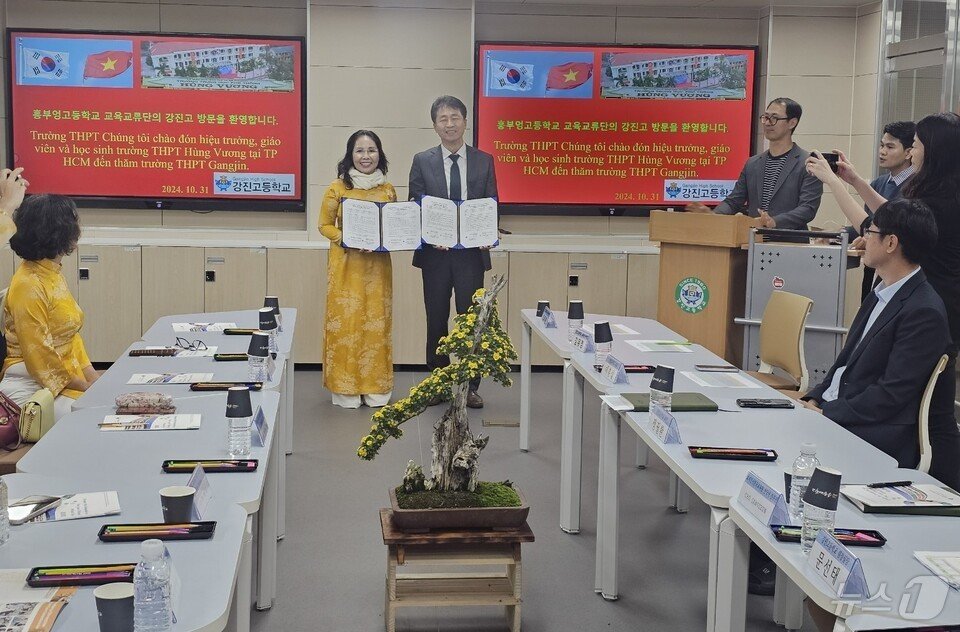 강진고등학교와  베트남 호치민시 Hung Vuong고등학교 간의 업무협약식이 지난달 31일 강진고등학교에서 열렸다.&#40;전남교육청 제공&#41;/뉴스1