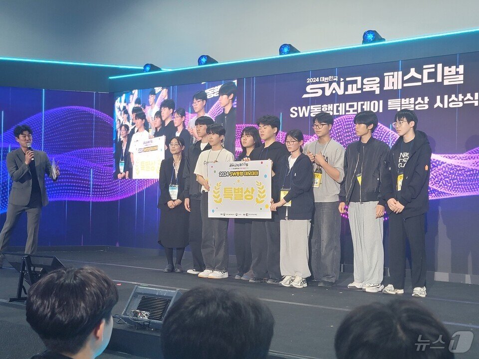 본문 이미지 - 예당고등학교 인공지능 동아리 &#39;CHAT_YDHS&#39;가 심사위원 특별상을 수상한 뒤 기념사진을 찍고 있다.&#40;전남교육청 제공&#41;/뉴스1