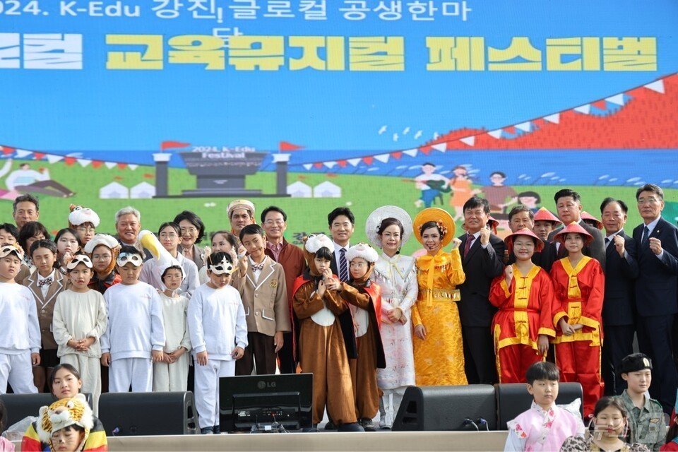  &#39;전국 글로컬 교육뮤지컬 페스티벌&#39; 참가자들이 행사를 마친 뒤 기념사진을 찍고 있다.&#40;전남교육청 제공&#41;/뉴스1 