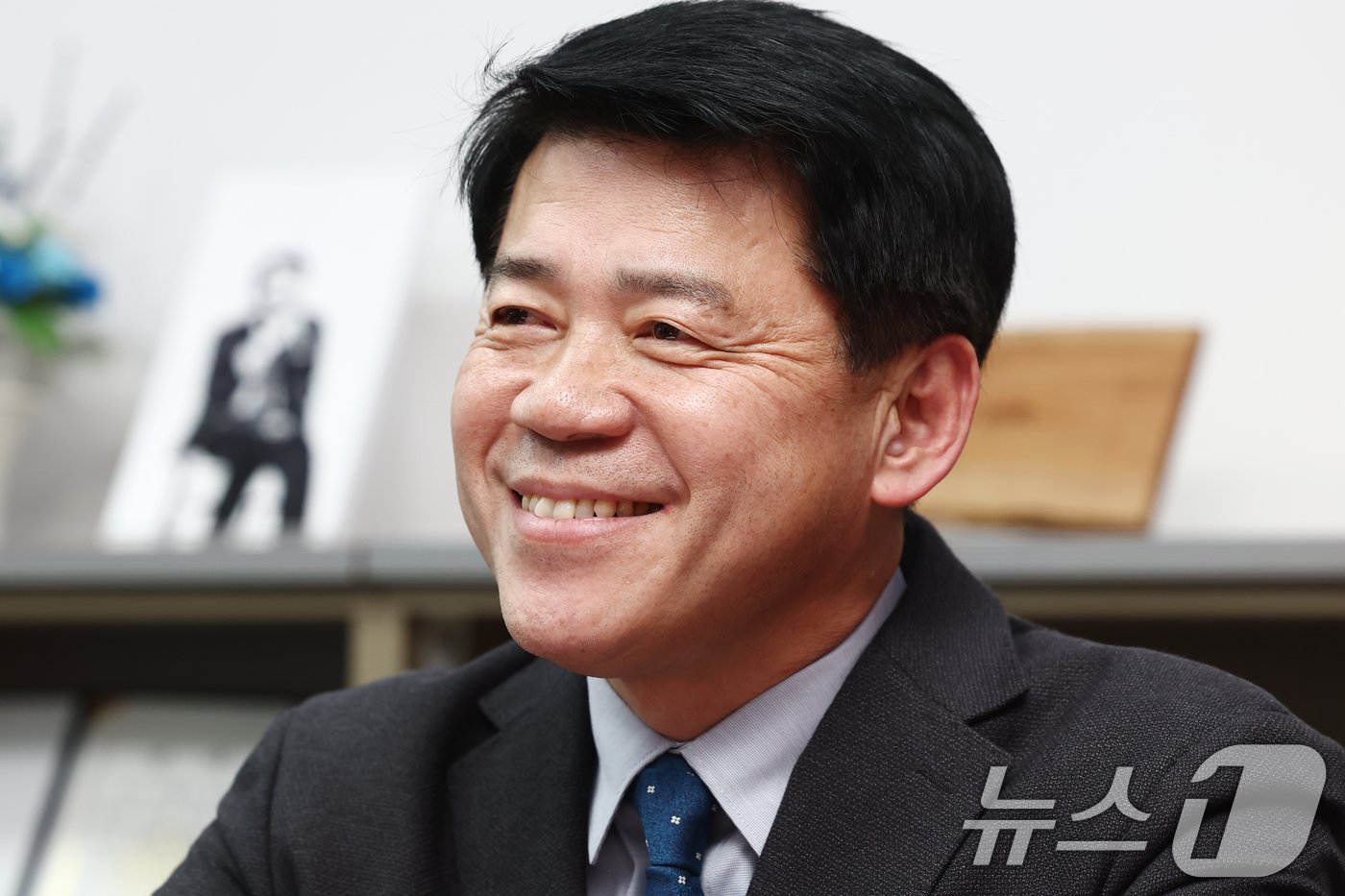 본문 이미지 - 김준형 조국혁신당 의원이 7일 서울 여의도 국회에서 뉴스1과 인터뷰 도중 미소를 보이고 있다. 2024.11.7/뉴스1 ⓒ News1 김민지 기자