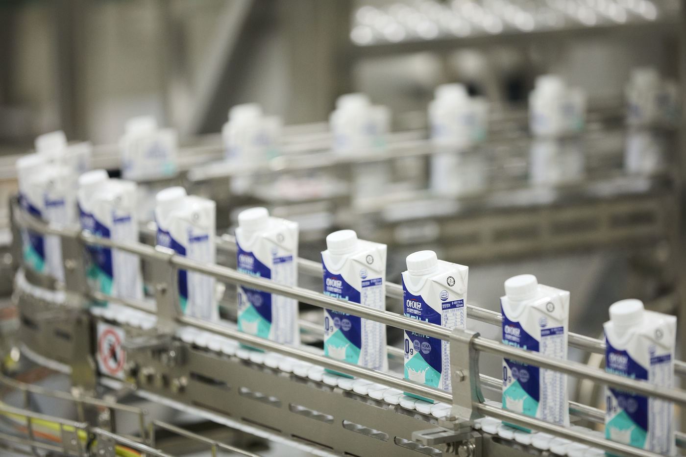 본문 이미지 - 하이뮨 멸균 음료 제품이 레일을 따라 이동하고 있다.(일동후디스 제공)