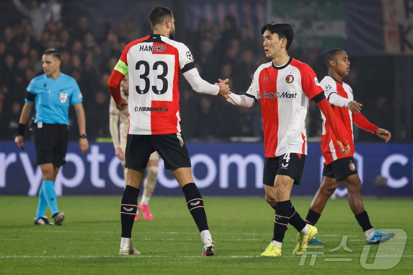 본문 이미지 - 페예노르트 주전 미드필더 황인범. ⓒ AFP=뉴스1