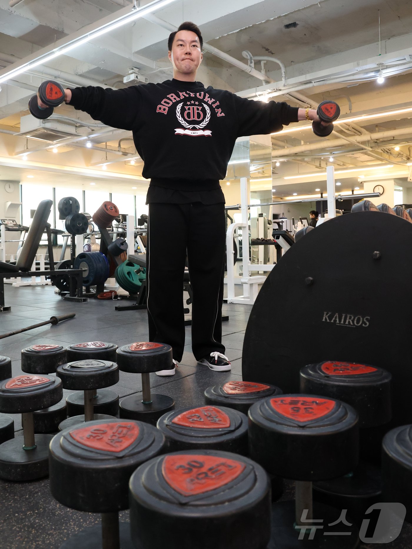 본문 이미지 - 장영천 트레이너가 7일 인천 부평구 타임짐에서 뉴스1과 인터뷰에 앞서 운동법을 설명하고 있다. 2024.11.7/뉴스1 ⓒ News1 황기선 기자