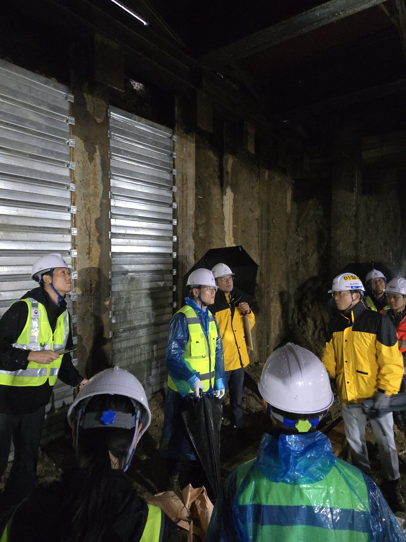 본문 이미지 - 김태병 국토교통부 기술안전정책관이 지난 10월 18일 영동대로 지하공간 복합개발 1공구 지반침하 예방을 위한 굴착공사장을 특별점검하고 있다.(국토교통부 제공)