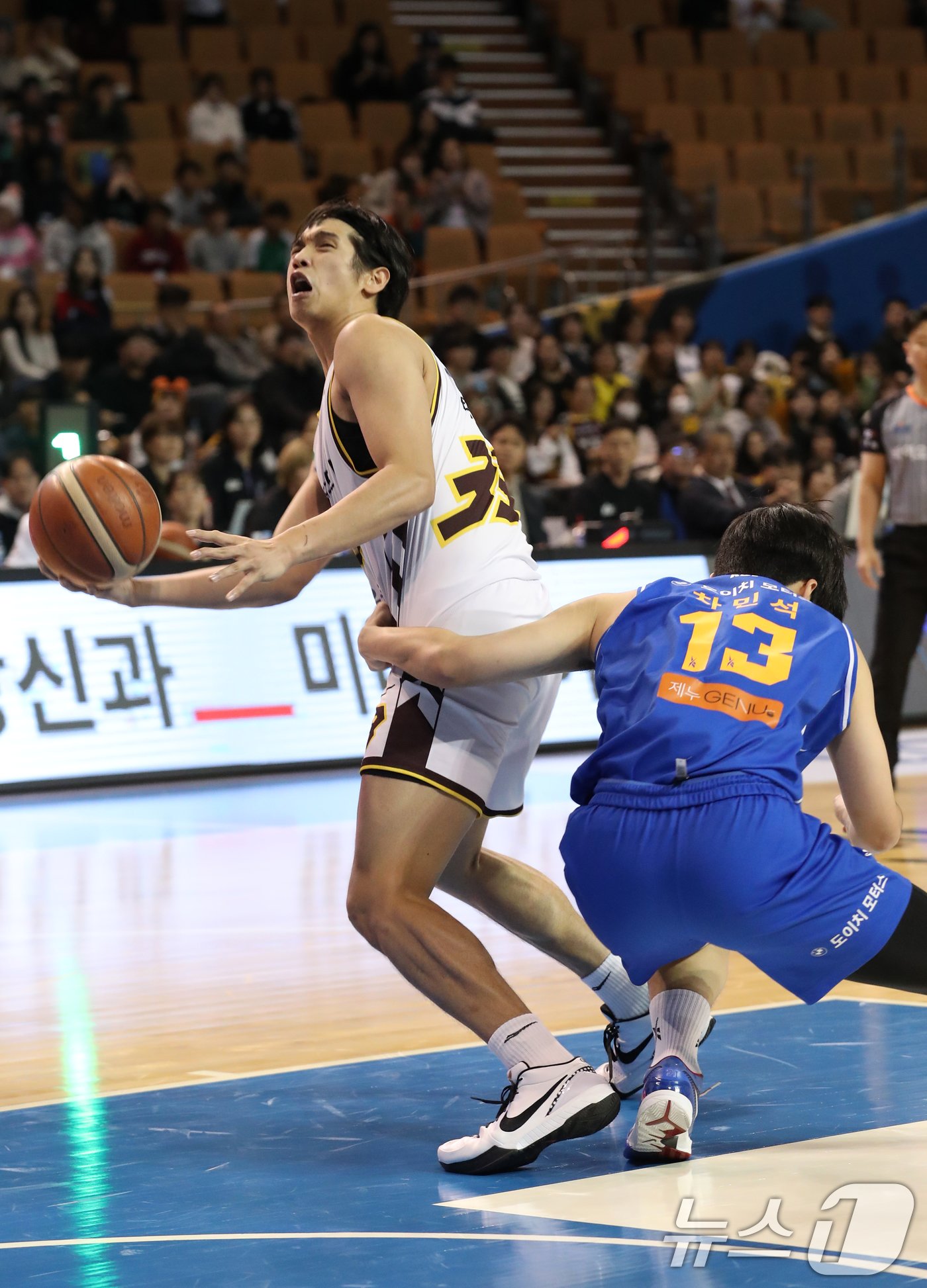 7일 오후 서울 송파구 잠실 실내체육관에서 열린 KCC 프로농구 2024-2025 KBL 서울 삼성과 창원 LG의 경기에서 삼성 차민석이 LG 타마요를 수비하고 있다. 2024.11.7/뉴스1 ⓒ News1 이승배 기자