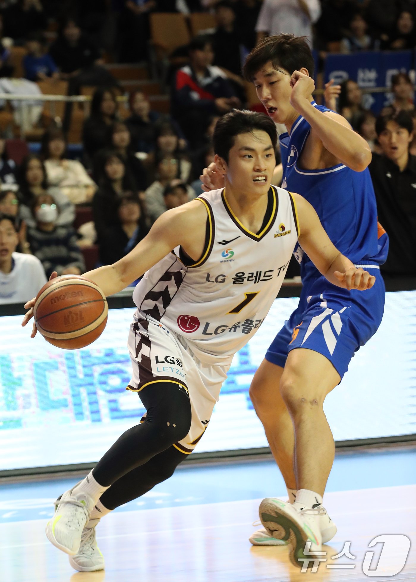 7일 오후 서울 송파구 잠실 실내체육관에서 열린 KCC 프로농구 2024-2025 KBL 서울 삼성과 창원 LG의 경기에서 LG 유기상이 돌파하고 있다. 2024.11.7/뉴스1 ⓒ News1 이승배 기자