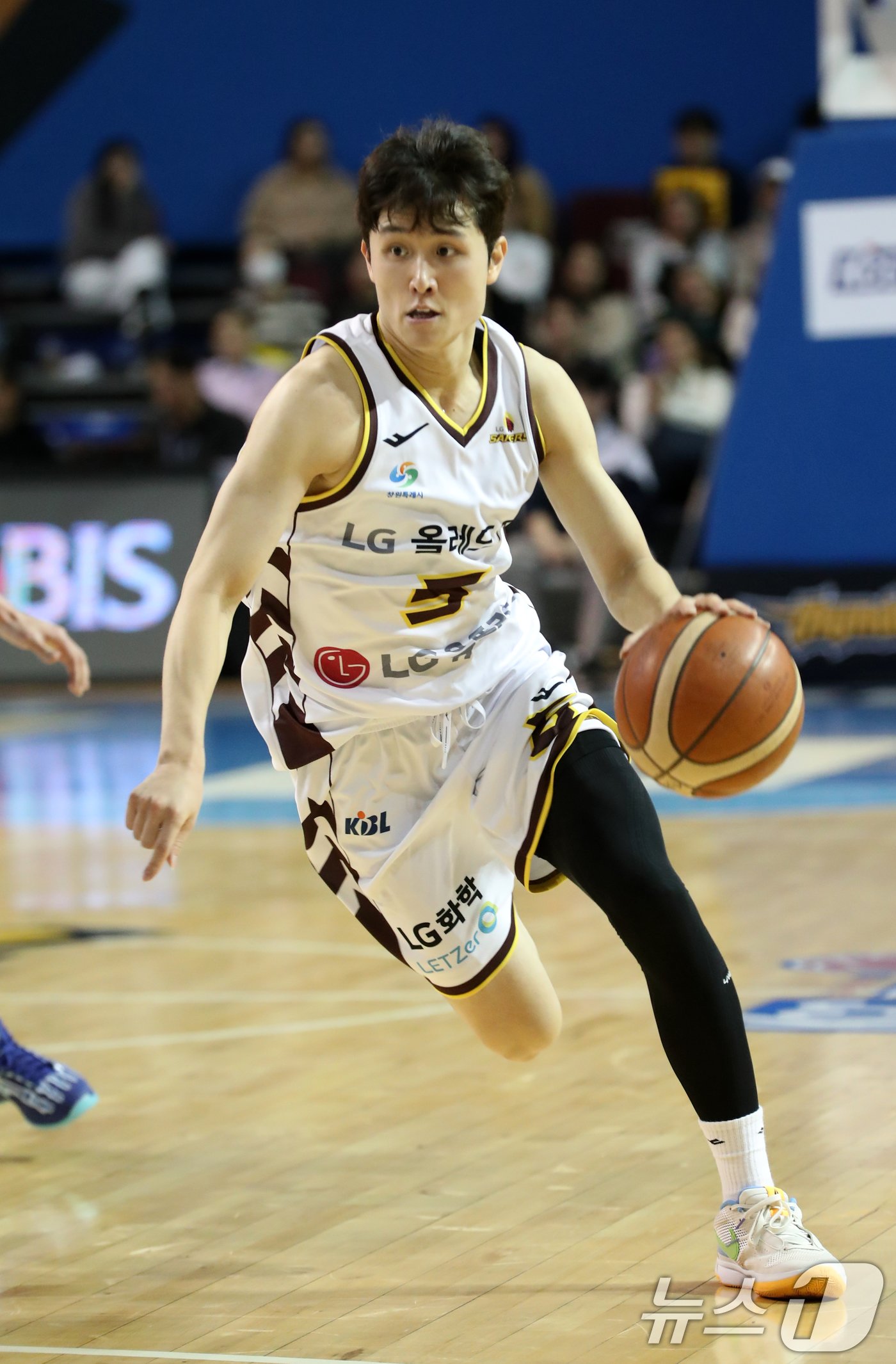 7일 오후 서울 송파구 잠실 실내체육관에서 열린 KCC 프로농구 2024-2025 KBL 서울 삼성과 창원 LG의 경기에서 LG 양준석이 돌파하고 있다. 2024.11.7/뉴스1 ⓒ News1 이승배 기자