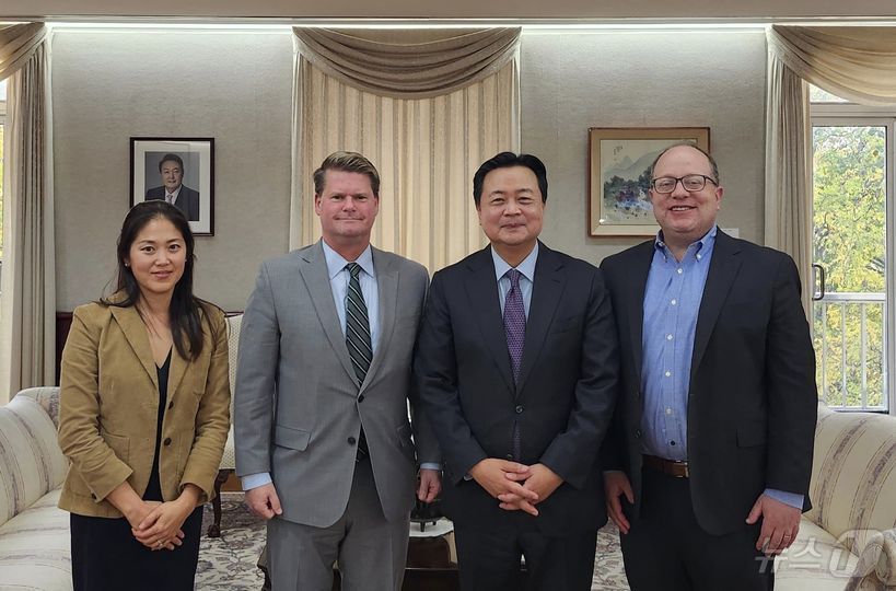 본문 이미지 - 조현동 주미한국대사(왼쪽에서 세번째)가 지난 4일 워싱턴DC 주미한국대사관에서 랜들 슈라이버(Randall Schriver) 전 국방부 인태 차관보(왼쪽에서 두번째) 및 댄 블루멘탈(Dan Blumental) 전 국방부 선임국장(맨 오른쪽)과 면담하고 기념촬영을 하고 있다.<주미한국대사관 홈페이지>