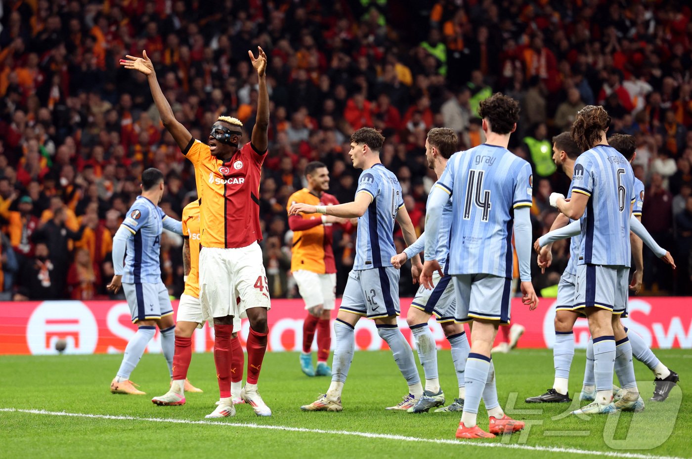 본문 이미지 - 빅토르 오시멘(왼쪽) ⓒ 로이터=뉴스1