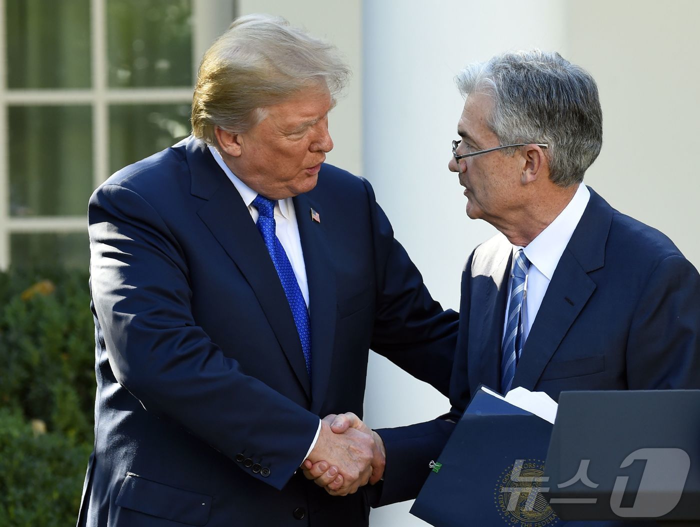 본문 이미지 - (2017년 11월 2일 촬영된 사진에서 도널드 트럼프 미국 대통령이 워싱턴 DC 백악관 로즈가든에서 제롬 파월(오른쪽) 연방준비제도 의장 지명자와 악수를 나누고 있다. ⓒ AFP=뉴스1