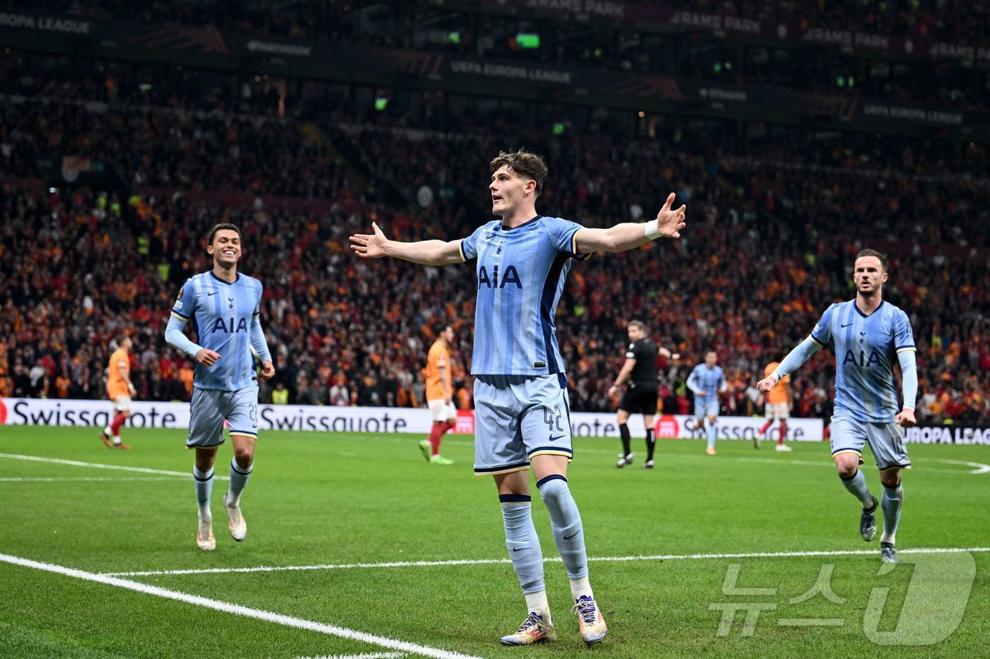 본문 이미지 - 토트넘의 랭크셔(가운데) ⓒ AFP=뉴스1