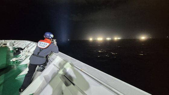 '침몰 금성호' 사고 15시간째 12명 실종…"야간수색 돌입"