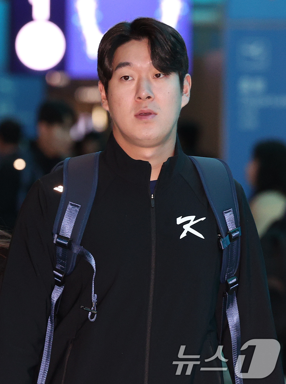 (인천공항=뉴스1) 장수영 기자 = 프리미어12에 출전하는 대한민국 야구 국가대표팀 나승엽이  8일 오전 인천국제공항 2터미널을 통해 대만으로 출국하고 있다.대한민국은 오는 13일 …