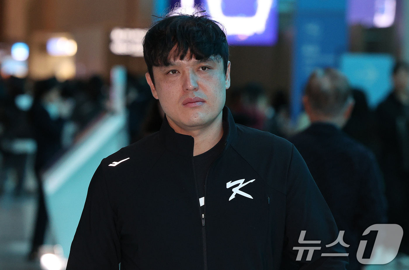 (인천공항=뉴스1) 장수영 기자 = 프리미어12에 출전하는 대한민국 야구 국가대표팀 박동원이  8일 오전 인천국제공항 2터미널을 통해 대만으로 출국하고 있다.대한민국은 오는 13일 …