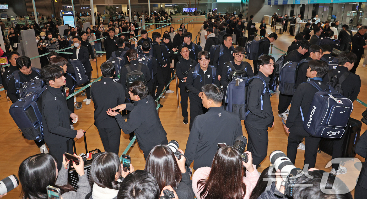 (인천공항=뉴스1) 장수영 기자 = 프리미어12에 출전하는 대한민국 야구 국가대표팀 선수들이 8일 오전 인천국제공항 2터미널을 통해 대만으로 출국하고 있다.대한민국은 오는 13일 …