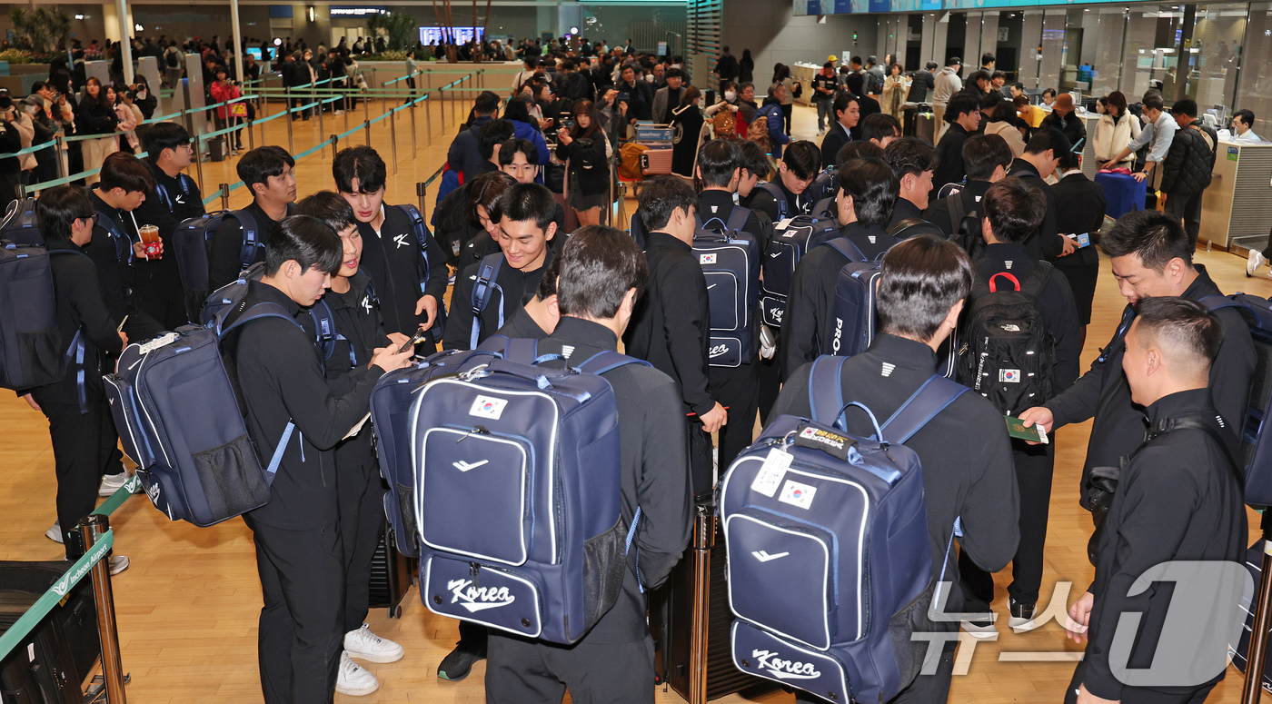 (인천공항=뉴스1) 장수영 기자 = 프리미어12에 출전하는 대한민국 야구 국가대표팀 선수들이 8일 오전 인천국제공항 2터미널을 통해 대만으로 출국하고 있다.대한민국은 오는 13일 …