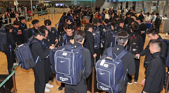 대만 출국 위해 수속 중인 야구 대표팀