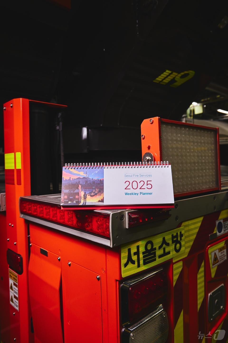 본문 이미지 - 2025년 '몸짱소방관' 희망나눔달력.(서울시 제공)