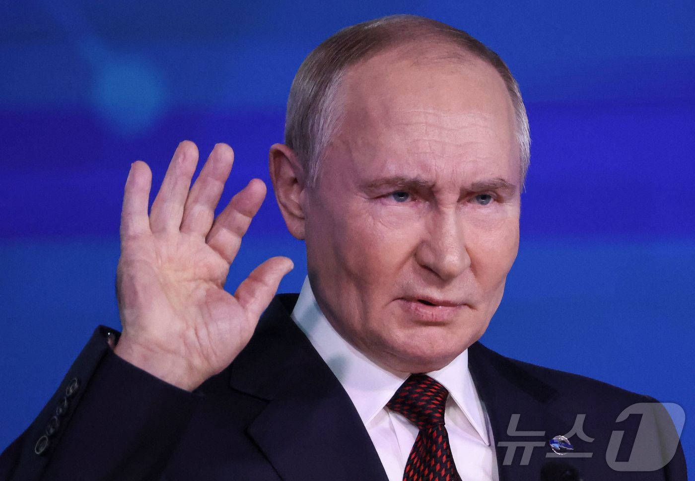 본문 이미지 - 블라디미르 푸틴 러시아 대통령이 7일 &#40;현지시간&#41; 소치에서 열린 발다이 토론클럽에 참석해 “도널드 트럼프 전 대통령이 러시아와의 관계를 회복하고 우크라이나 위기를 종식하려는 의지에 관해 말한 것은 적어도 주목할 가치가 있다”고 밝히고 있다. 2024.11.08 ⓒ AFP=뉴스1 ⓒ News1 우동명 기자