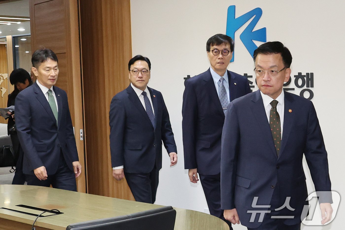 본문 이미지 - 최상목 부총리 겸 기획재정부 장관(오른쪽부터), 이창용 한국은행 총재, 김병환 금융위원장, 이복현 금융감독원장.ⓒ News1 김진환 기자