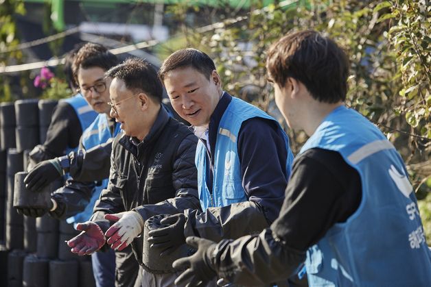 SPC그룹, 연탄 기부·배달 봉사로 취약계층에 온기 나눠