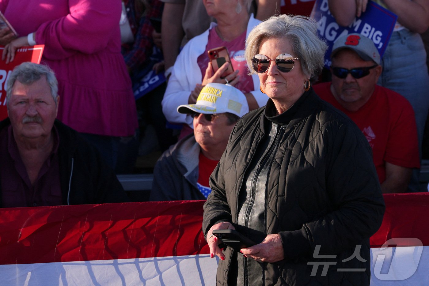 본문 이미지 - 3일(현지시간) 수지 와일스 공동선거대책위원장이 미국 노스캐롤라이나주 캔싱턴에서 열린 도널드 트럼프 전 미국 대통령의 선거 유세에 참가한 모습. 24.11.03 ⓒ 로이터=뉴스1 ⓒ News1 김예슬 기자