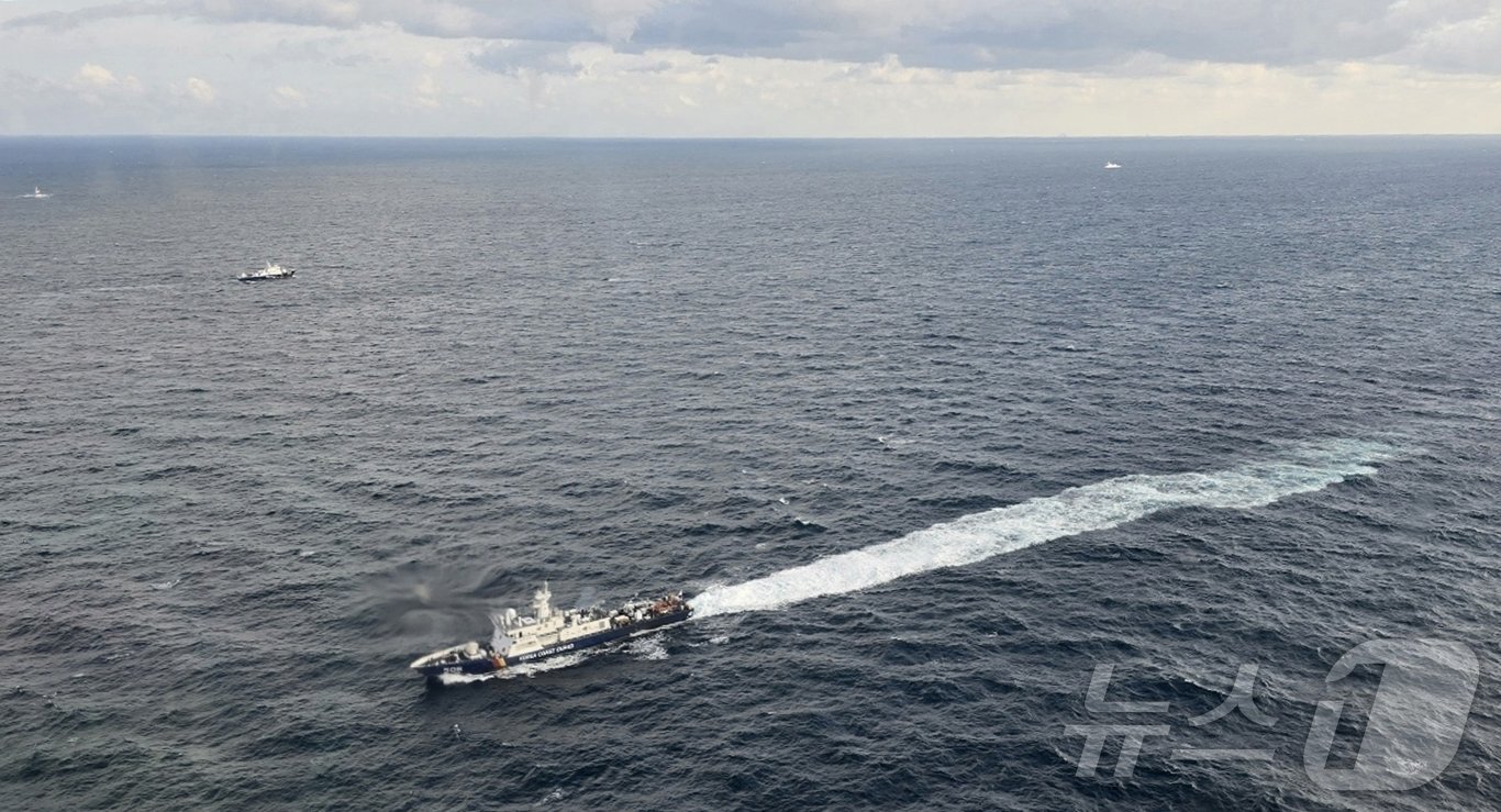 본문 이미지 - 8일 새벽 4시33분쯤 제주 비양도 북서쪽 24㎞ 해상에서 129톤 규모의 '135금성호'가 침몰했다. 승선원 27명 중 12명이 실종돼 해경과 해군이 수색작업을 벌이고 있다.(제주해양경찰청 제공) 2024.11.8/뉴스1 ⓒ News1 홍수영 기자