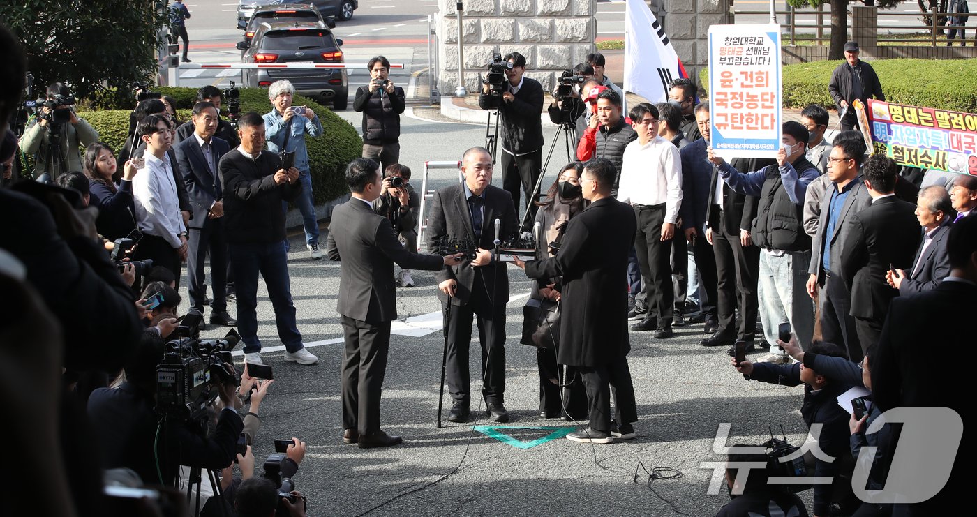 &#39;윤석열 대통령 부부 공천 개입 의혹&#39;의 핵심 인물인 명태균 씨가 8일 오전 정치자금법 위반 혐의 피의자 신분으로 검찰 조사를 받기 위해 경남 창원시 성산구 창원지방검찰청으로 출석하며 취재진 질문에 답하고 있다. 2024.11.8/뉴스1 ⓒ News1 윤일지 기자