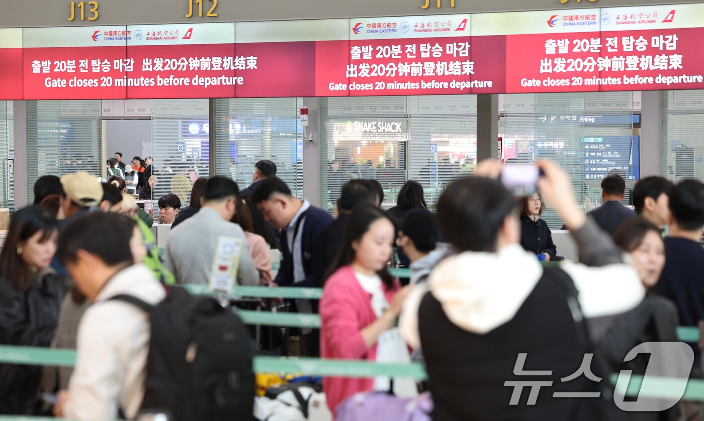 본문 이미지 - 인천 중구 인천국제공항 1터미널 중국 항공사 체크인 카운터에 관광객이 줄을 서고 있다. 2024.11.8/뉴스1 ⓒ News1 장수영 기자