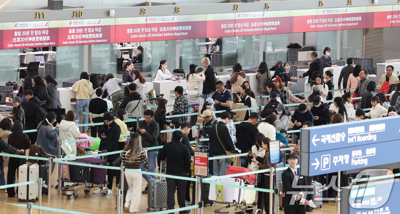 인천 중구 인천국제공항 1터미널 중국 항공사 체크인 카운터에 관광객이 줄을 서고 있다. /뉴스1 ⓒ News1 장수영 기자