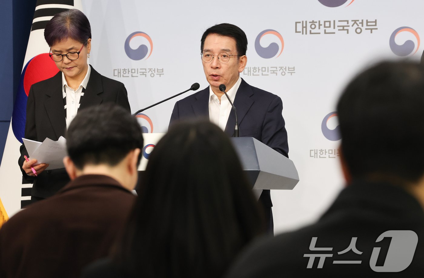 본문 이미지 - 이정희 배달플랫폼-입점업체 상생협의체 위원장이 8일 서울 종로구 정부서울청사 별관에서 배달플랫폼-입점업체 상생협의체 11차 회의 브리핑을 하고 있다. 2024.11.8/뉴스1 ⓒ News1 허경 기자