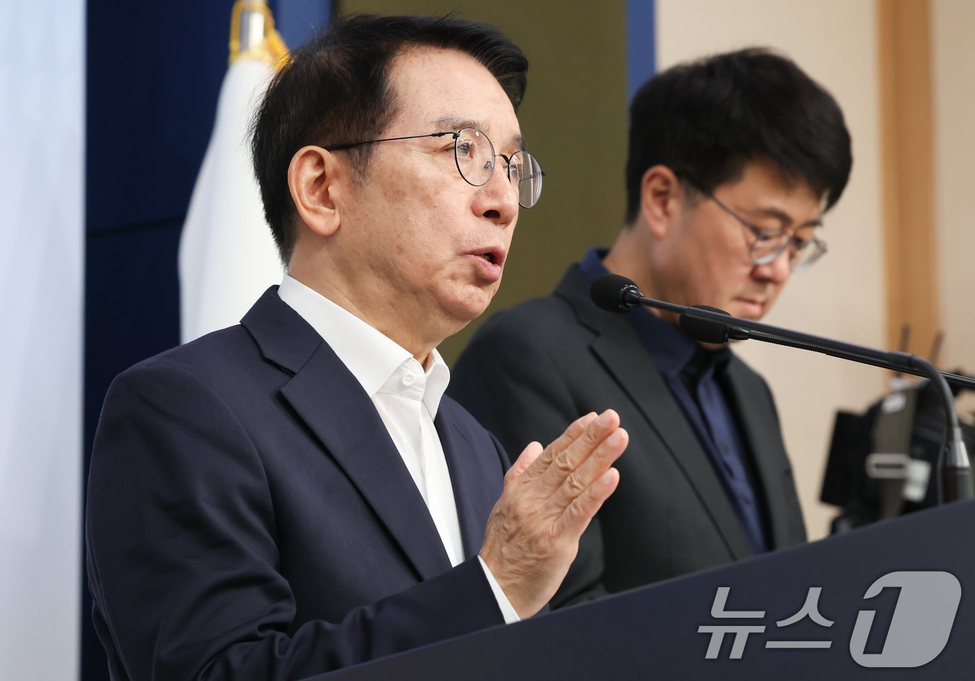 본문 이미지 - 이정희 배달플랫폼-입점업체 상생협의체 위원장이 8일 서울 종로구 정부서울청사 별관에서 배달플랫폼-입점업체 상생협의체 11차 회의 브리핑을 하고 있다. 2024.11.8/뉴스1 ⓒ News1 허경 기자