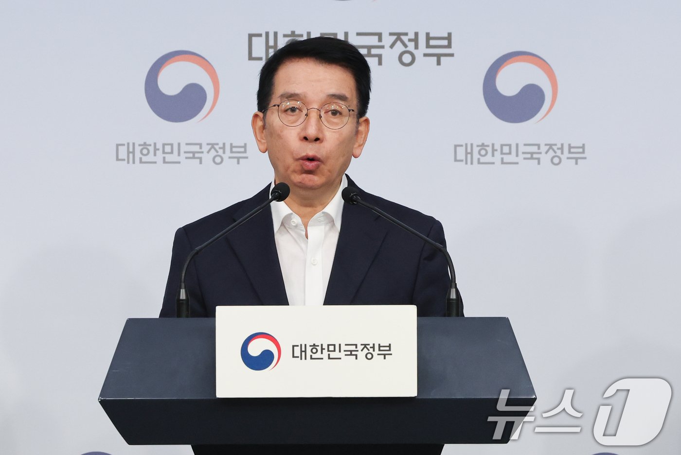 본문 이미지 - 이정희 배달플랫폼-입점업체 상생협의체 위원장이 8일 서울 종로구 정부서울청사 별관에서 배달플랫폼-입점업체 상생협의체 11차 회의 브리핑을 하고 있다. 2024.11.8/뉴스1 ⓒ News1 허경 기자