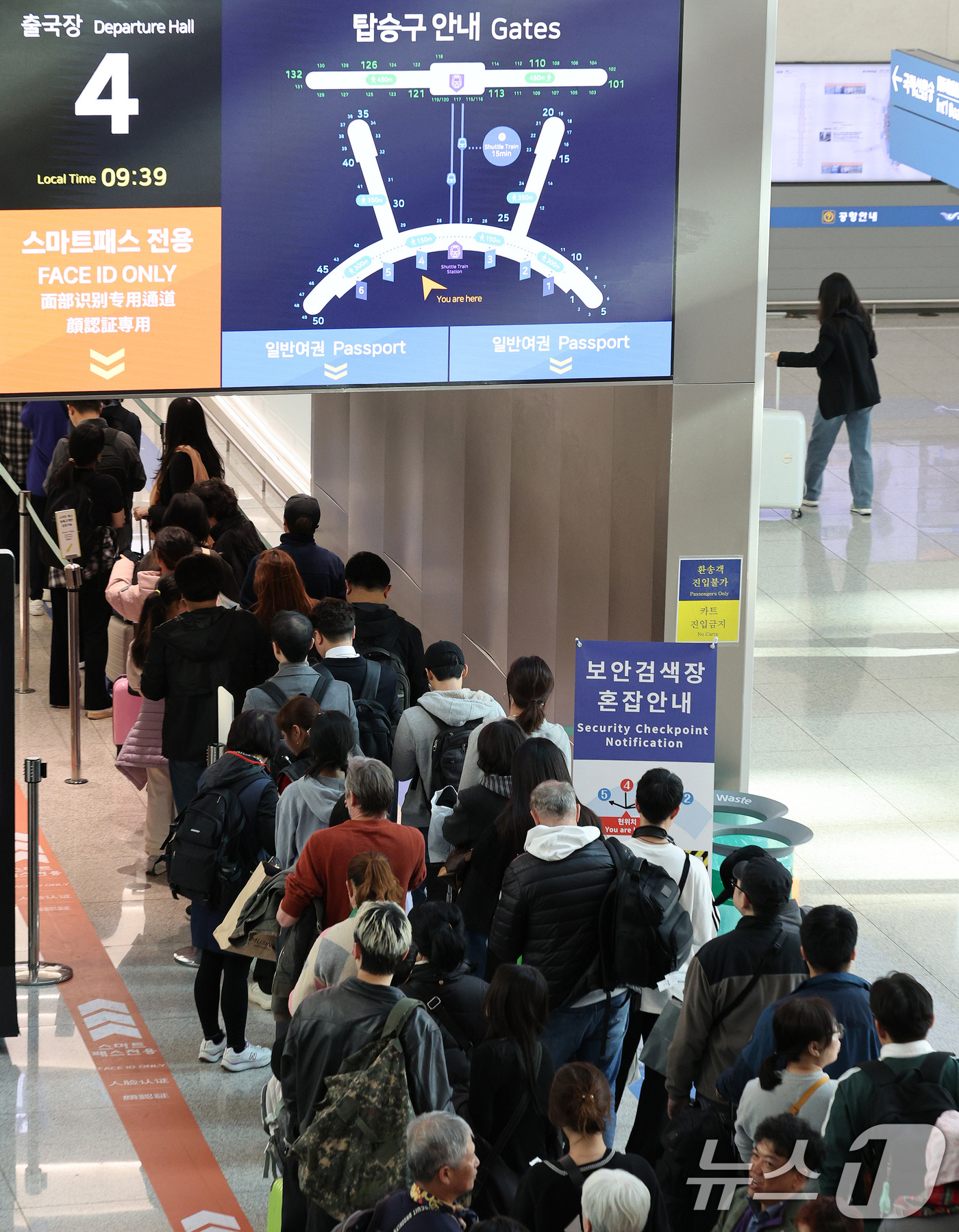 (인천공항=뉴스1) 장수영 기자 = 중국의 한국인 무비자 입국이 시행된 8일 오전 인천 중구 인천국제공항 1터미널 출국장에 여행을 떠나려는 관광객들이 줄을 서고 있다.중국 정부는 …