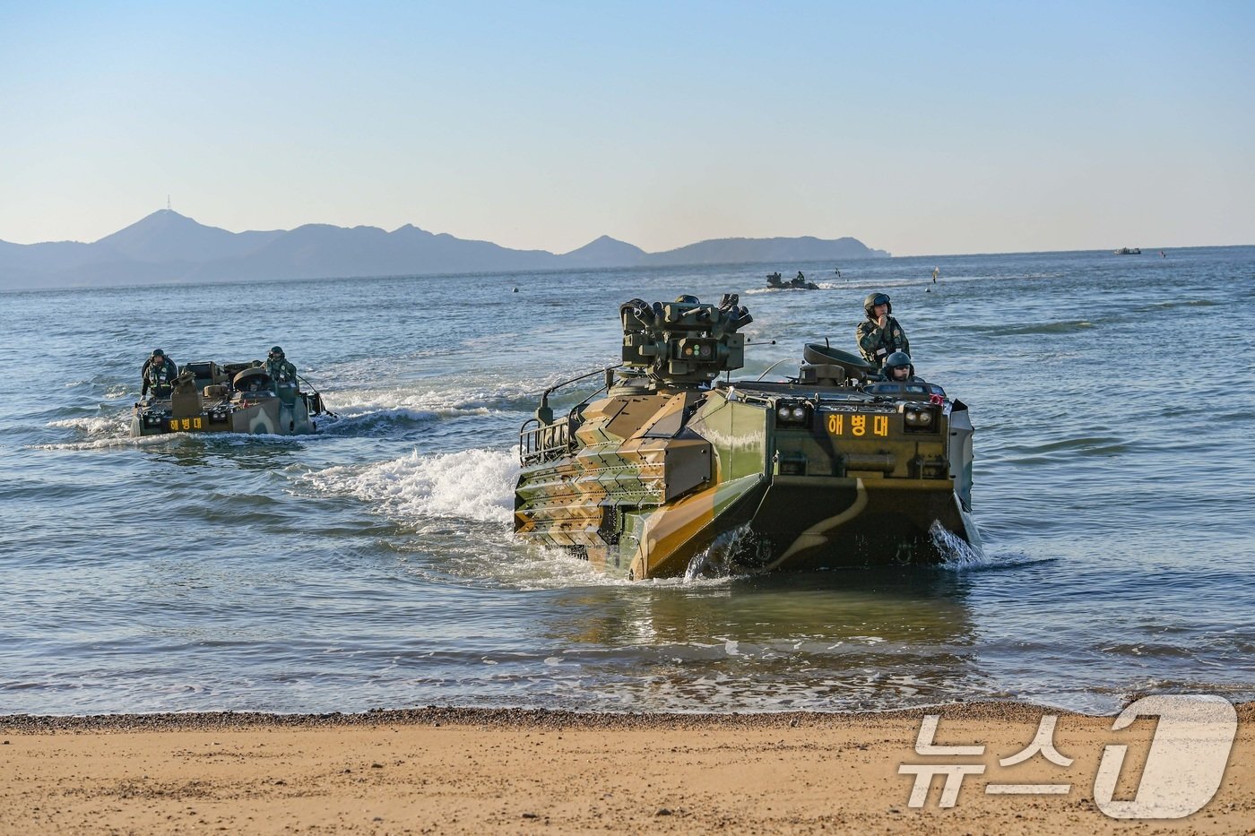 본문 이미지 - 해병대 신속대응부대가 상륙돌격장갑차(KAAV)를 이용해 해상 증원훈련을 실시하고있다. (해병대사령부 제공) 2024.11.8/뉴스1