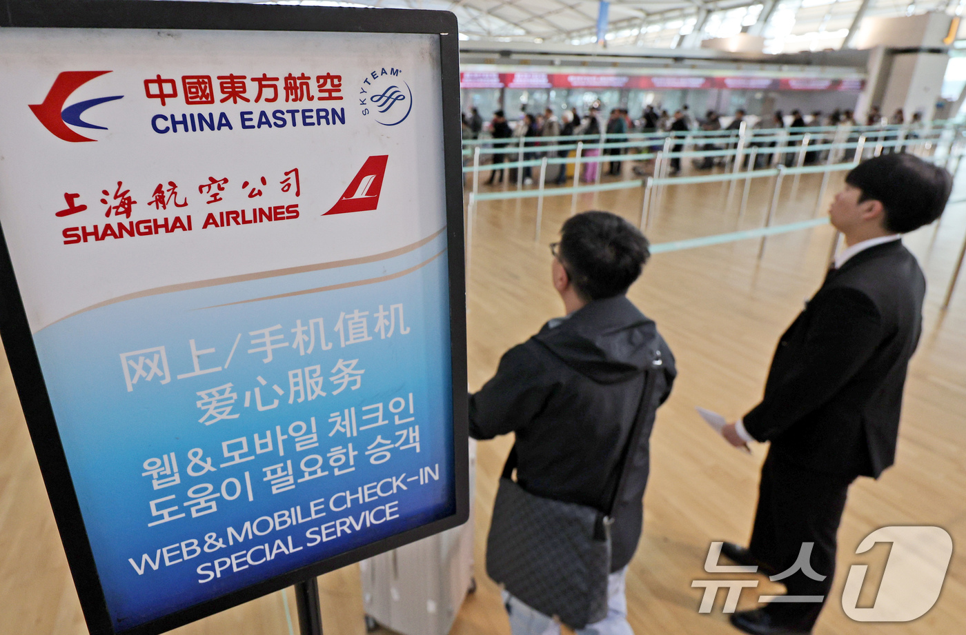 (인천공항=뉴스1) 장수영 기자 = 중국의 한국인 무비자 입국이 시행된 8일 오전 인천 중구 인천국제공항 1터미널 중국 항공사 체크인 카운터로 관광객이 들어가고 있다.중국 정부는 …