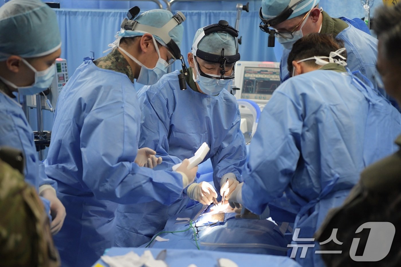 본문 이미지 - 국군대전병원 전방전개외과팀이 중상자 응급수술 훈련을 실시하고있다. (해병대사령부 제공) 2024.11.8/뉴스1
