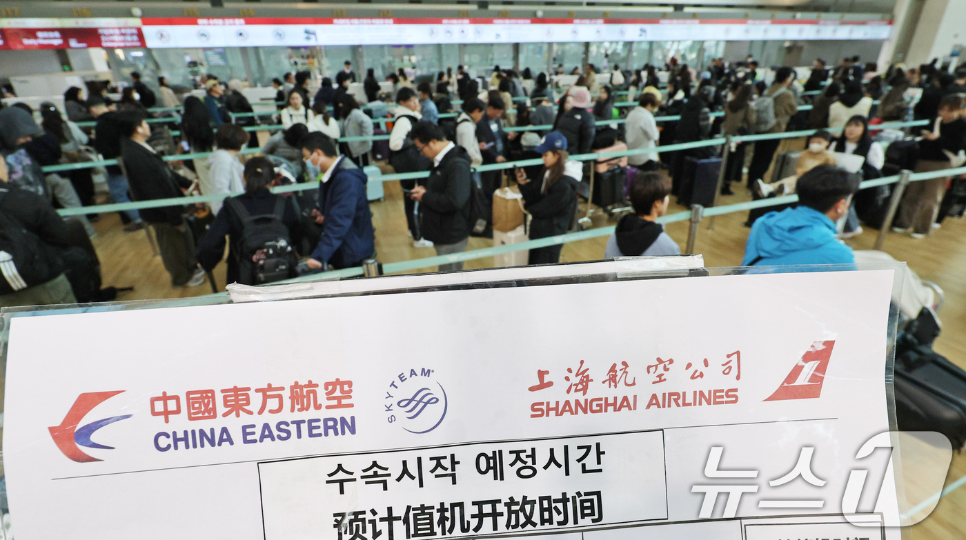 (인천공항=뉴스1) 장수영 기자 = 중국의 한국인 무비자 입국이 시행된 8일 오전 인천 중구 인천국제공항 1터미널 중국 항공사 체크인 카운터에 관광객이 줄을 서고 있다.중국 정부는 …