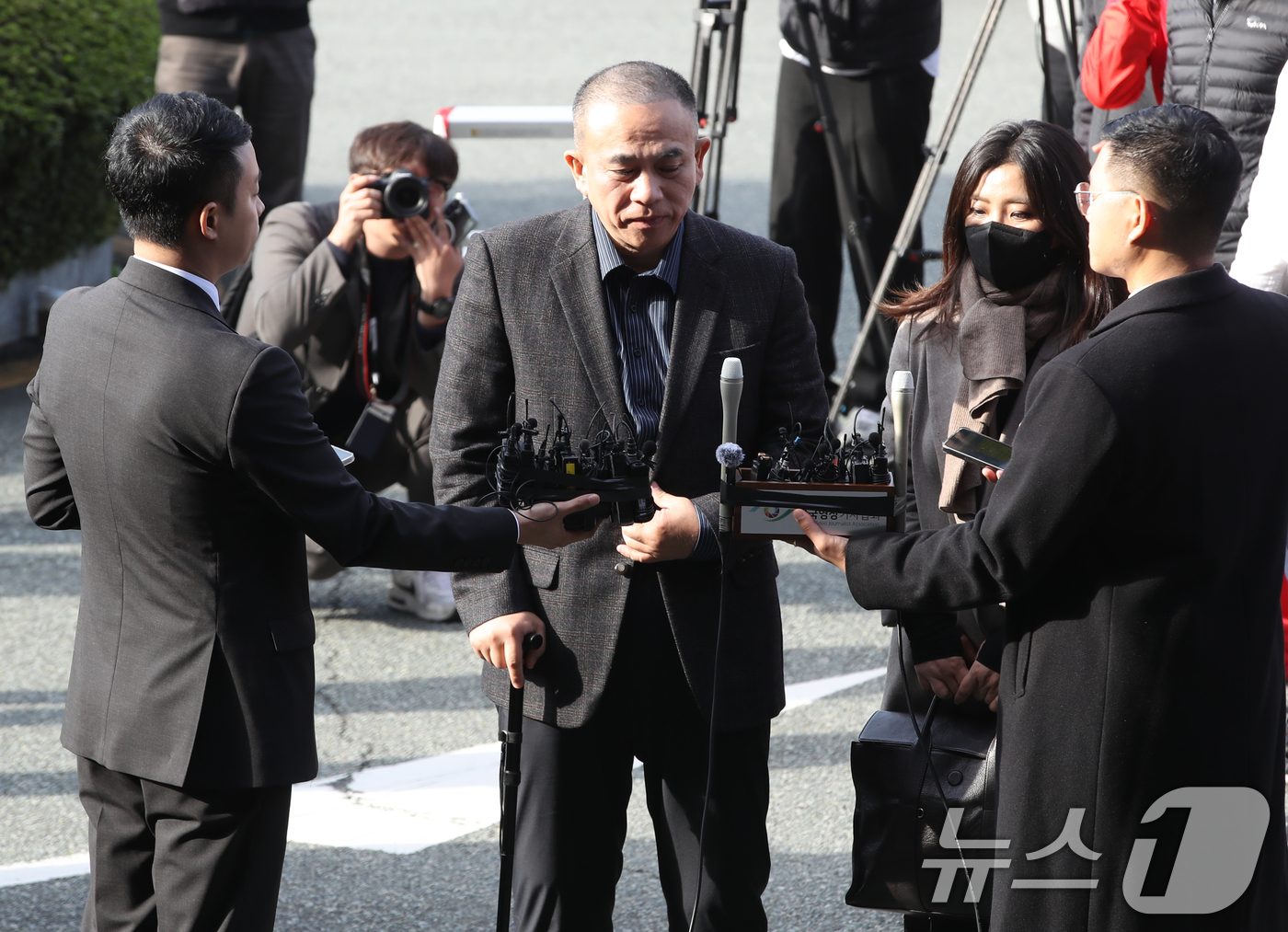 (창원=뉴스1) 윤일지 기자 = '윤석열 대통령 부부 공천 개입 의혹'의 핵심 인물인 명태균 씨가 8일 오전 정치자금법 위반 혐의 피의자 신분으로 검찰 조사를 받기 위해 경남 창원 …