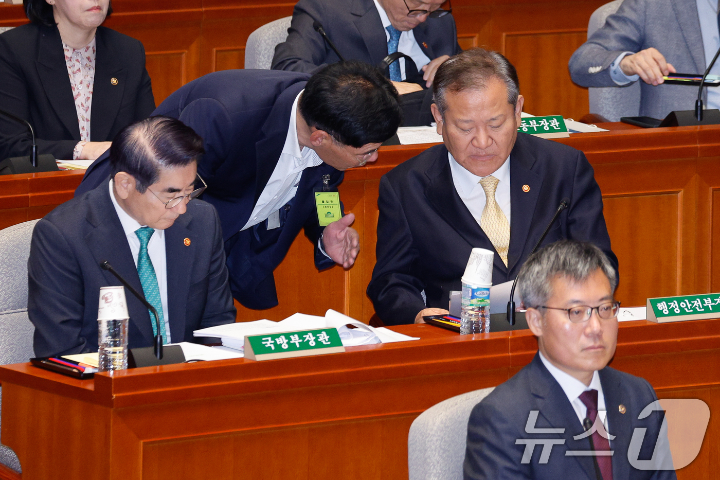 (서울=뉴스1) 안은나 기자 = 이상민 행정안전부 장관이 8일 오전 서울 여의도 국회에서 열린 예산결산특별위원회 제418회국회(정기회) 제8차 전체회의에서 직원과 대화하고 있다. …