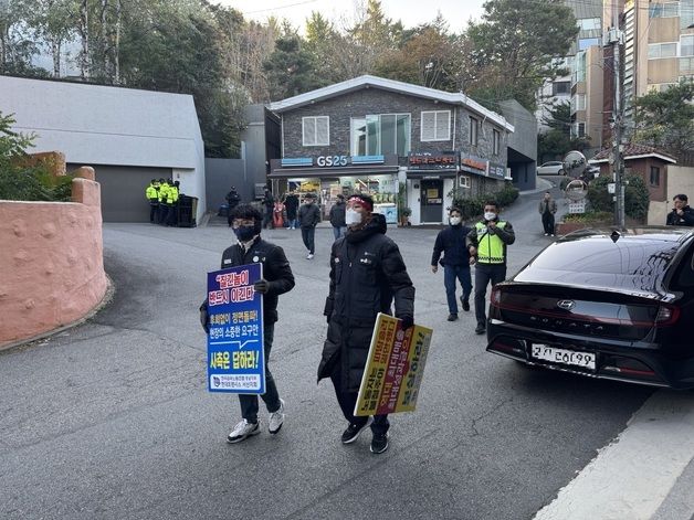 "안풀리면 총수 집 몰려가"…계열사 파업공식 될까 두려운 주민들