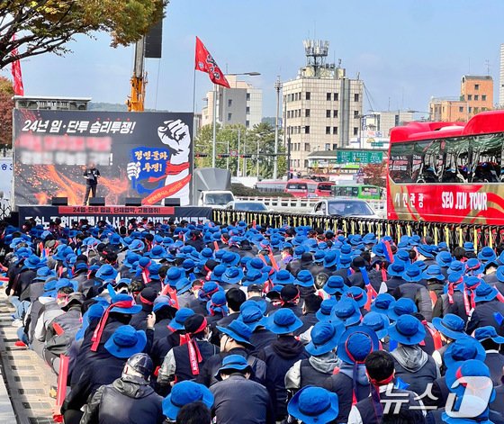 현대트랜시스 노조가 한 달 가까이 파업 중이다. 사진은 지난달 28일 노조원 등 1000여명이 현대차·기아 서울 양재사옥 앞 3개 차선을 막고 집회 중인 가운데 차량들이 남은 1개 차선으로 시위대 옆을 아슬아슬하게 지나가는 모습.&#40;독자 제공&#41;