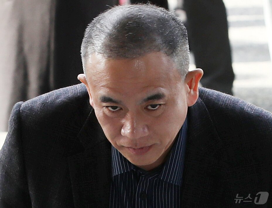 본문 이미지 - &#39;윤석열 대통령 부부 공천 개입 의혹&#39;의 핵심 인물인 명태균 씨가 8일 오전 정치자금법 위반 혐의 피의자 신분으로 검찰 조사를 받기 위해 경남 창원시 성산구 창원지방검찰청으로 출석하고 있다. 2024.11.8/뉴스1 ⓒ News1 윤일지 기자